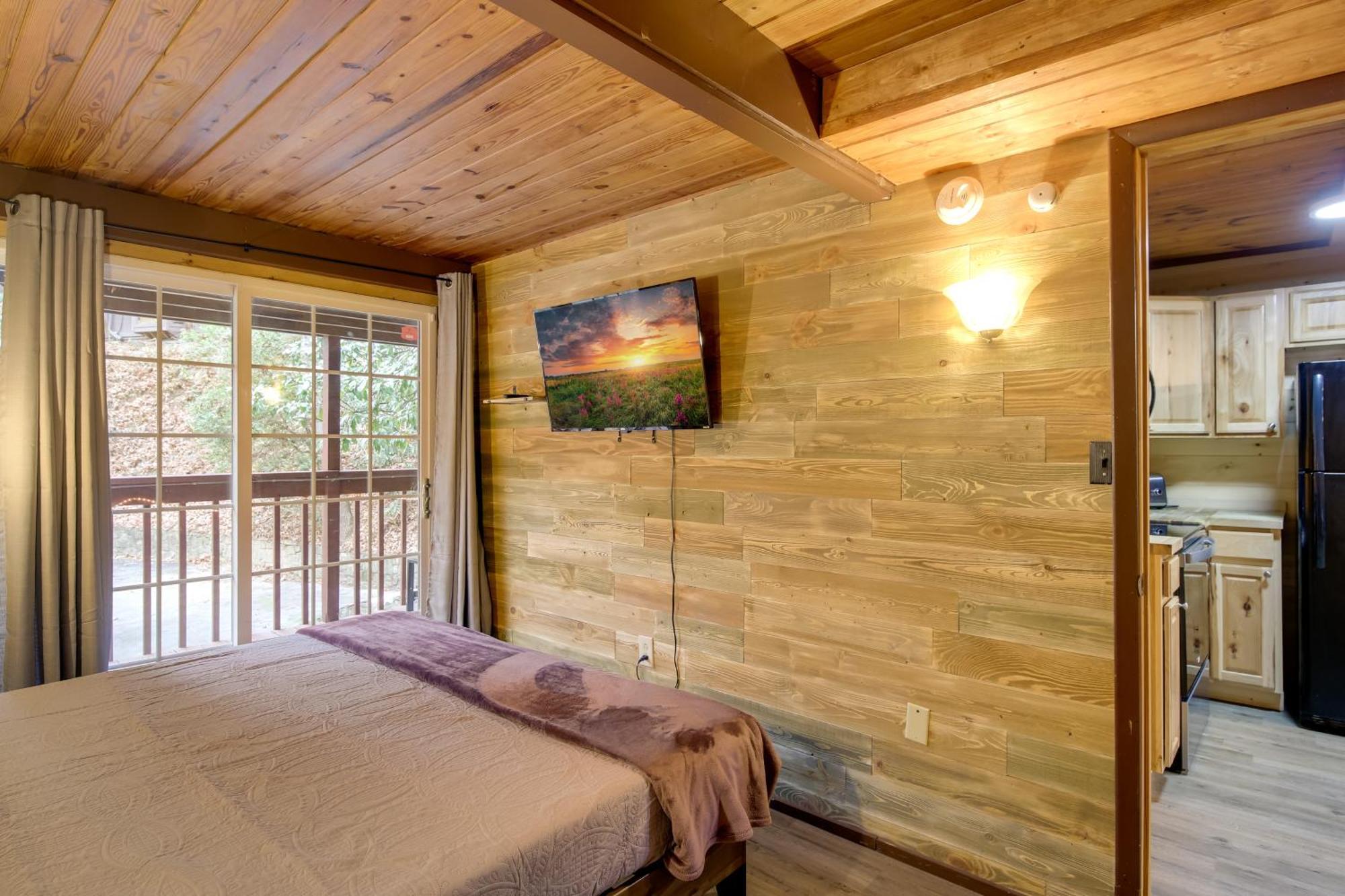 Gatlinburg A-Frame Home With Hot Tub Near Parkway Eksteriør billede