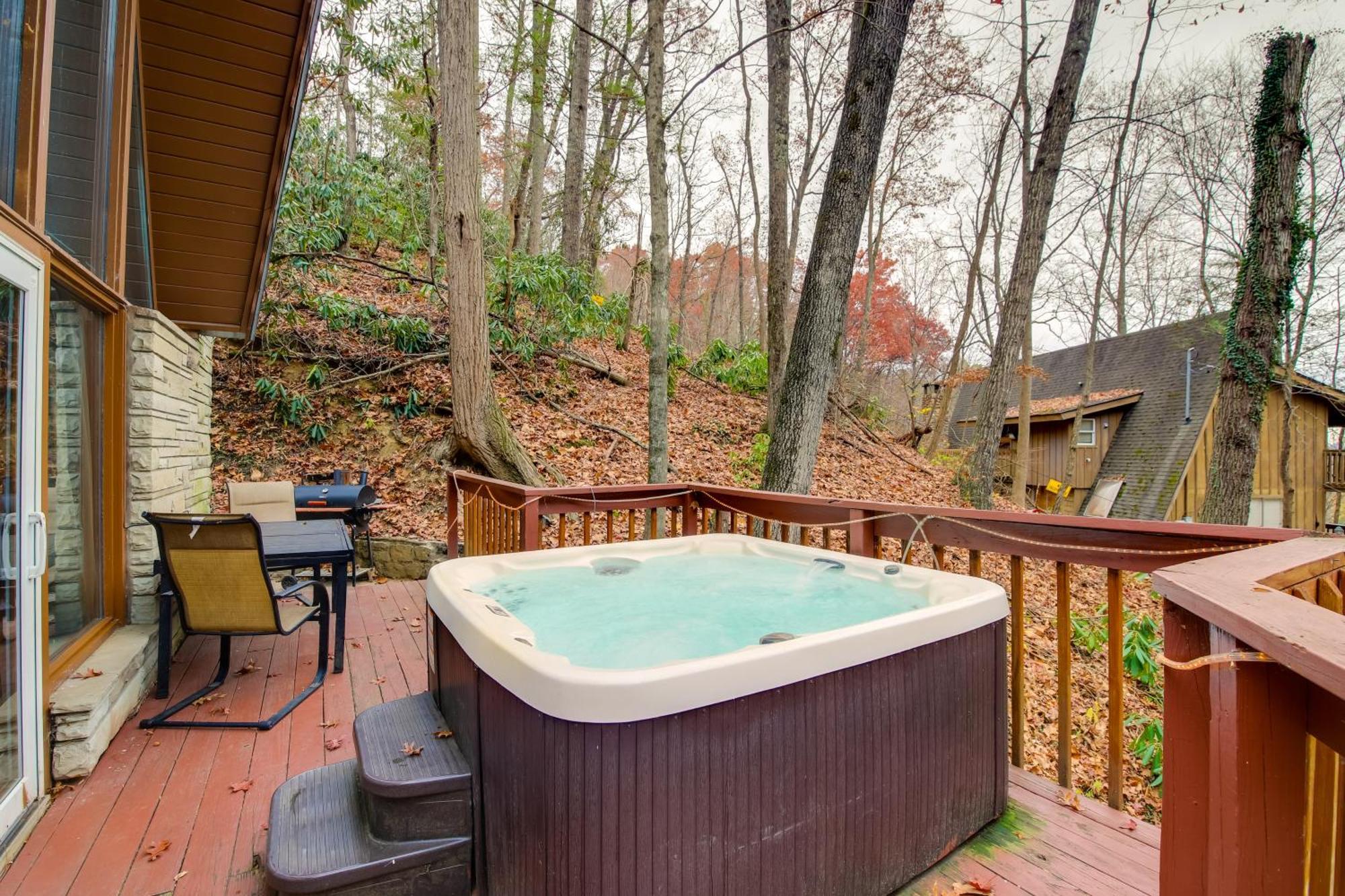 Gatlinburg A-Frame Home With Hot Tub Near Parkway Eksteriør billede