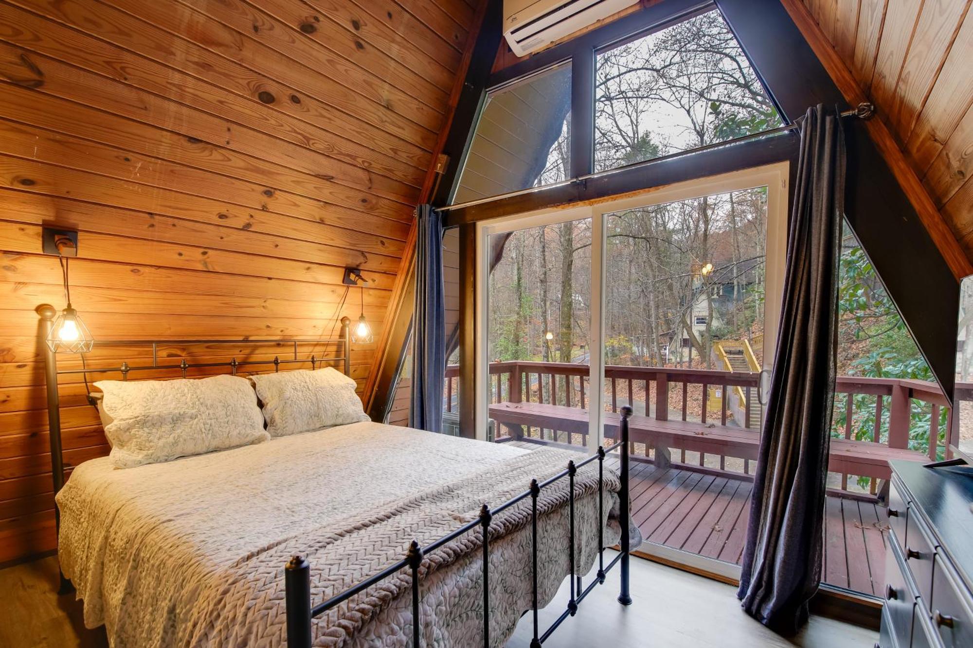 Gatlinburg A-Frame Home With Hot Tub Near Parkway Eksteriør billede